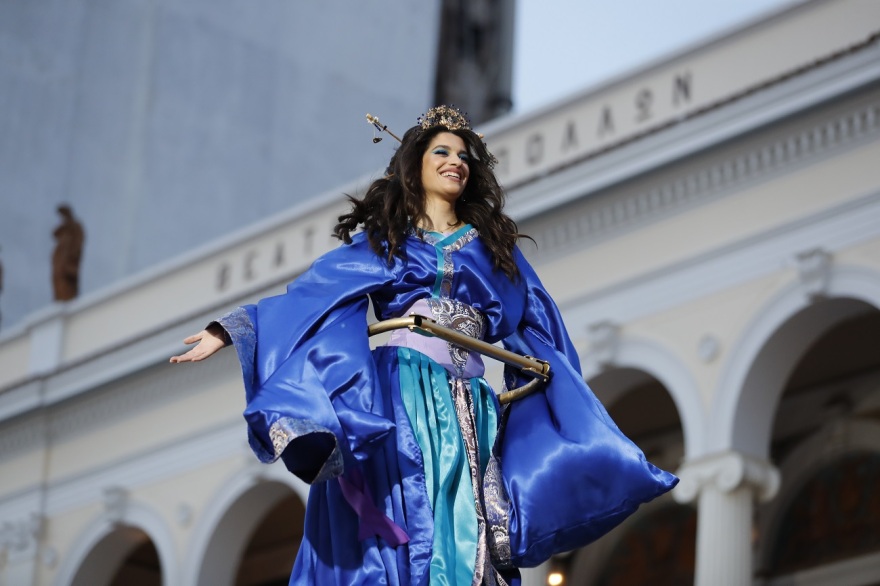 Πρώτο Καρναβάλι έπειτα από τρία χρόνια στην Πάτρα - Χιλιάδες στους δρόμους για τη νυχτερινή ποδαράτη (βίντεο)