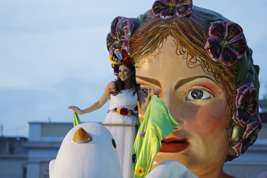 Πρώτο Καρναβάλι έπειτα από τρία χρόνια στην Πάτρα - Χιλιάδες στους δρόμους για τη νυχτερινή ποδαράτη (βίντεο)