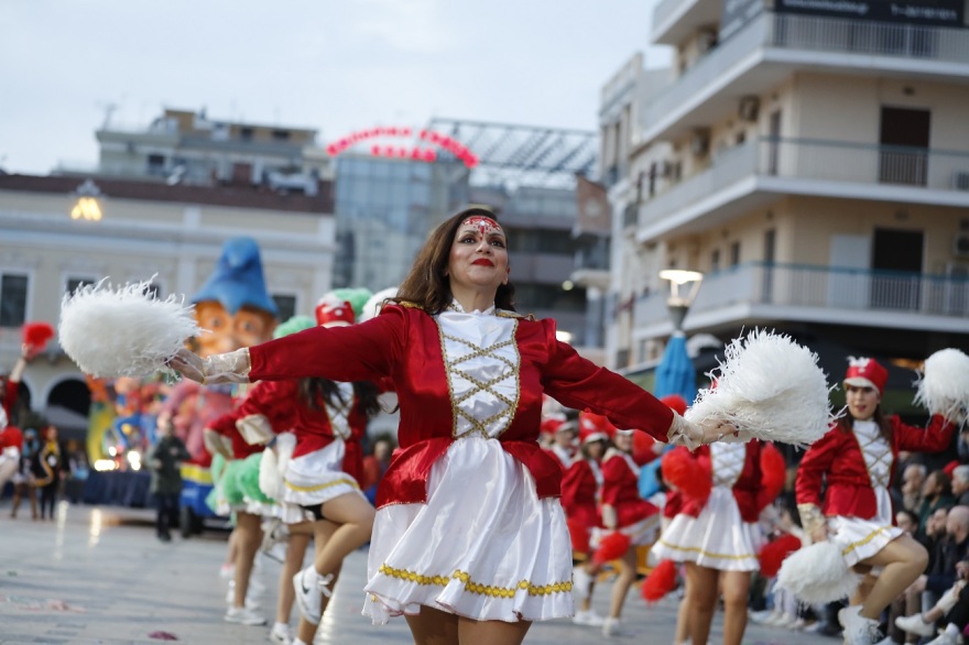 Πρώτο Καρναβάλι έπειτα από τρία χρόνια στην Πάτρα - Χιλιάδες στους δρόμους για τη νυχτερινή ποδαράτη (βίντεο)