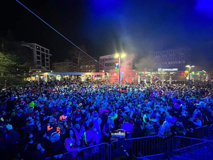 Ξάνθη: Χιλιάδες καρναβαλιστές έκαναν τη νύχτα ημέρα (βίντεο)