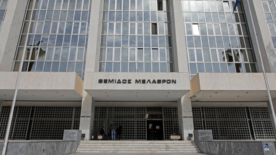 Επιχειρηματίας από τα Ιωάννινα έβαλε να ρίξουν στη λίμνη την έγκυο σύντροφό του