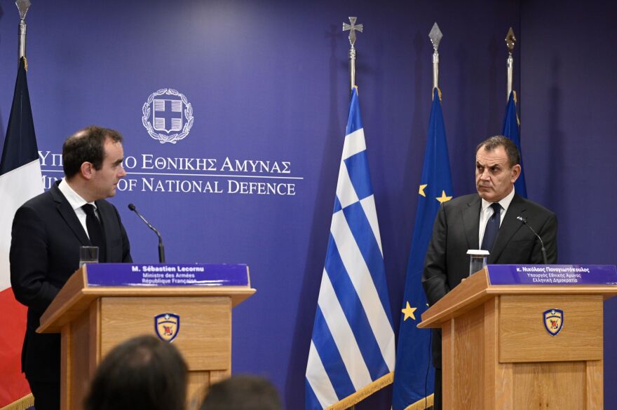 Selfie μέσα σε ελληνικό Rafale έβγαλε ο Γάλλος υπουργός Άμυνας με τον Παναγιωτόπουλο!