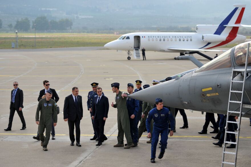 Selfie μέσα σε ελληνικό Rafale έβγαλε ο Γάλλος υπουργός Άμυνας με τον Παναγιωτόπουλο!