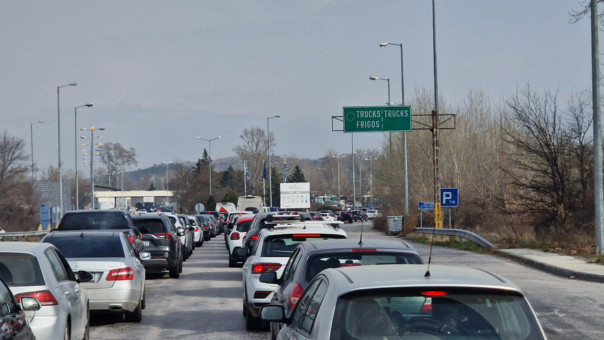 Ουρές χιλιομέτρων στον Προμαχώνα για Βουλγαρία - Δείτε φωτογραφίες και βίντεο