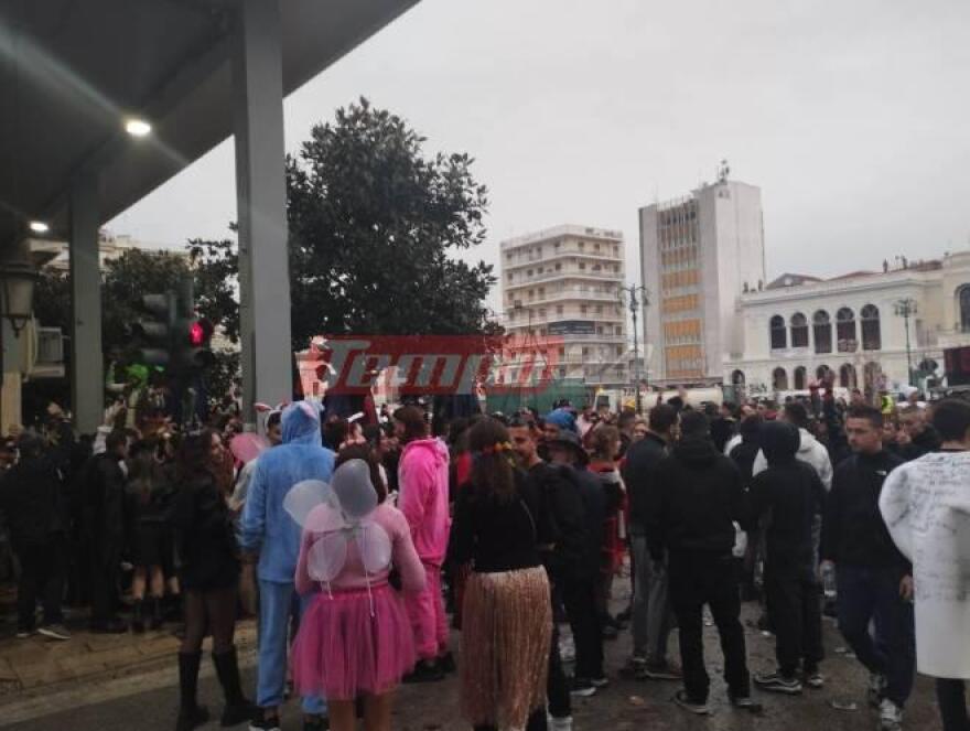 Καρναβάλι: «Βούλιαξε» από κόσμο η Πάτρα - Το αδιαχώρητο στους δρόμους μέχρι πρωίας