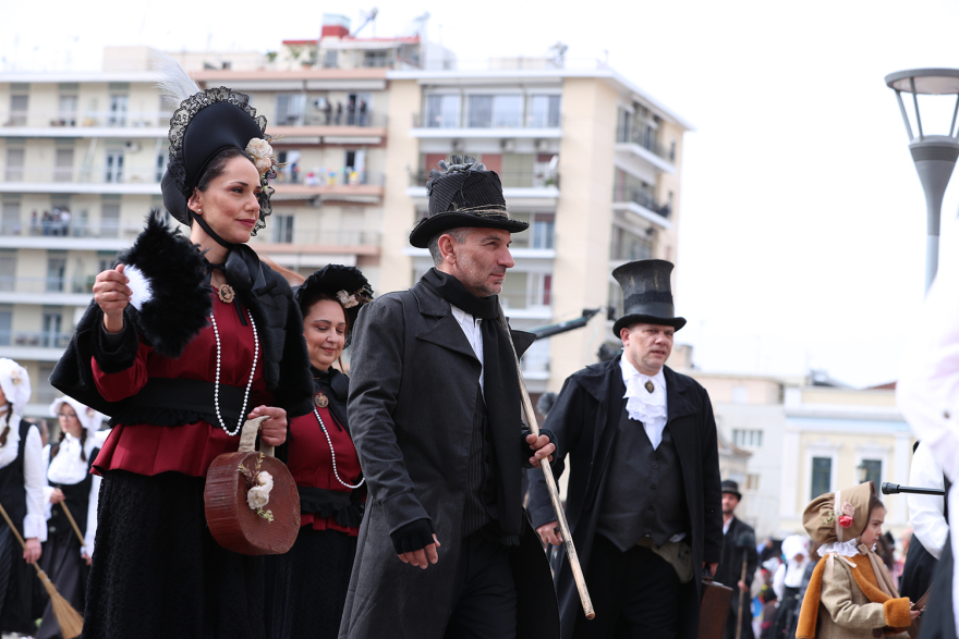 Πατρινό καρναβάλι: Δείτε live τη μεγάλη παρέλαση με τα εντυπωσιακά άρματα