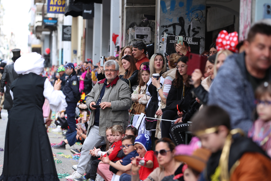 Πατρινό καρναβάλι: Δείτε live τη μεγάλη παρέλαση με τα εντυπωσιακά άρματα