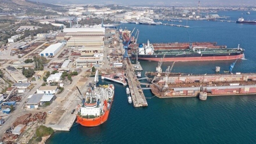 Τέσσερα πλοία επισκευάζονται ταυτόχρονα στα Ναυπηγεία Ελευσίνας - Δείτε φωτογραφίες