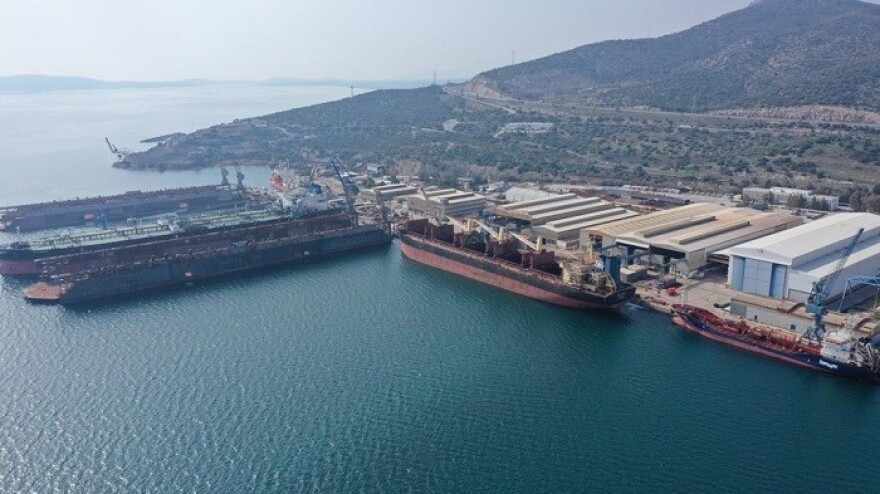 Τέσσερα πλοία επισκευάζονται ταυτόχρονα στα Ναυπηγεία Ελευσίνας - Δείτε φωτογραφίες