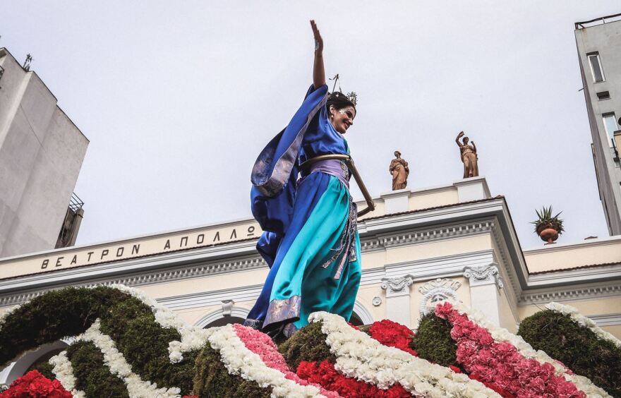 Πατρινό καρναβάλι: Δείτε live τη μεγάλη παρέλαση με τα εντυπωσιακά άρματα