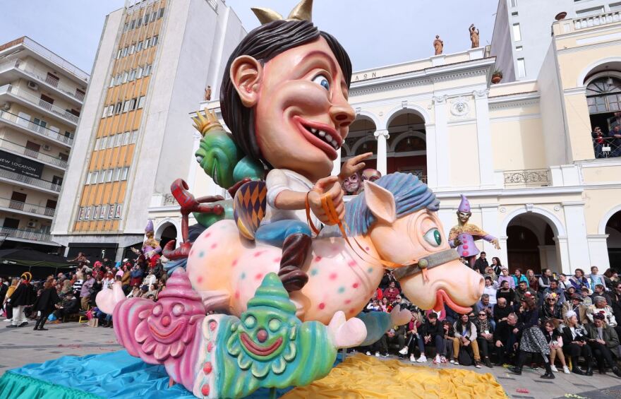 Πατρινό καρναβάλι: Δείτε live τη μεγάλη παρέλαση με τα εντυπωσιακά άρματα