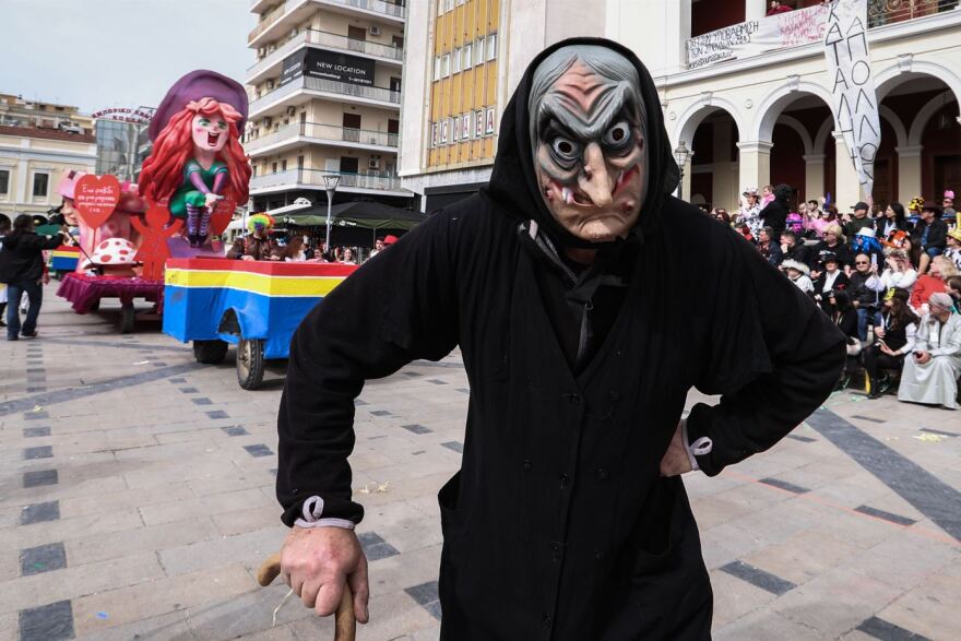 Πατρινό καρναβάλι: Δείτε live τη μεγάλη παρέλαση με τα εντυπωσιακά άρματα