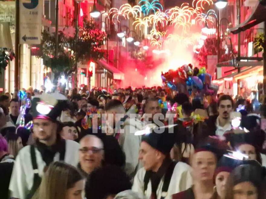Καρναβάλι: «Βούλιαξε» από κόσμο η Πάτρα - Το αδιαχώρητο στους δρόμους μέχρι πρωίας