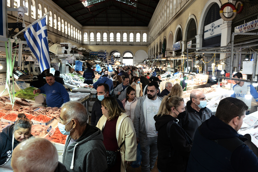 Χαμός στη Βαρβάκειο: Τεράστιες ουρές για τα σαρακοστιανά