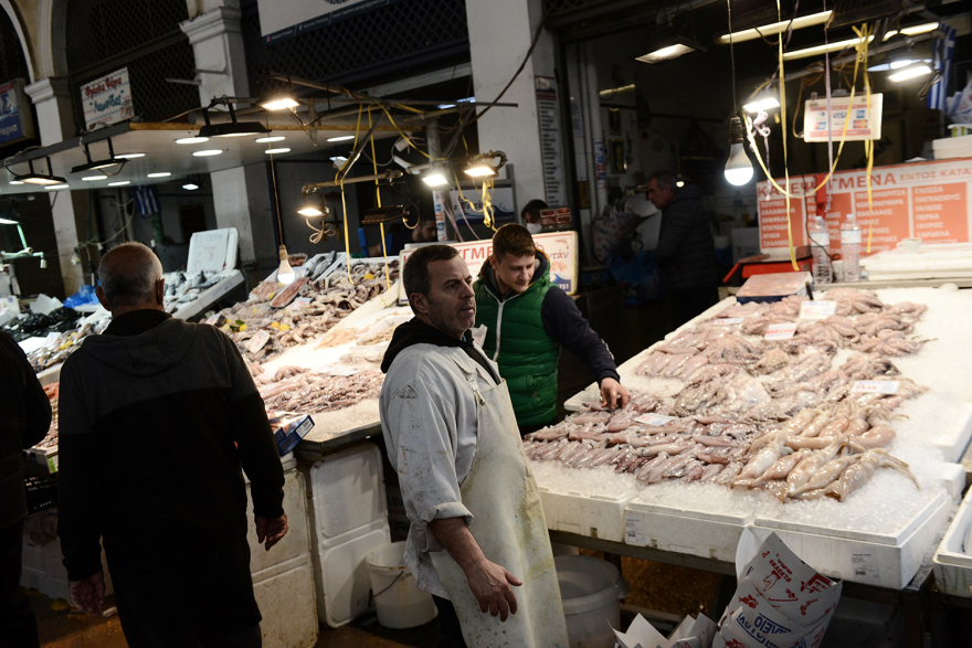 Χαμός στη Βαρβάκειο: Τεράστιες ουρές για τα σαρακοστιανά