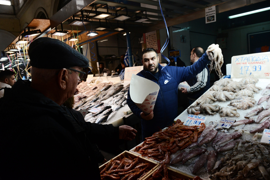 Χαμός στη Βαρβάκειο: Τεράστιες ουρές για τα σαρακοστιανά