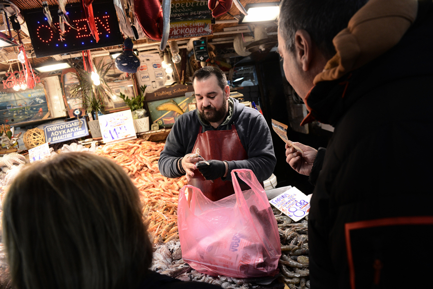 Χαμός στη Βαρβάκειο: Τεράστιες ουρές για τα σαρακοστιανά