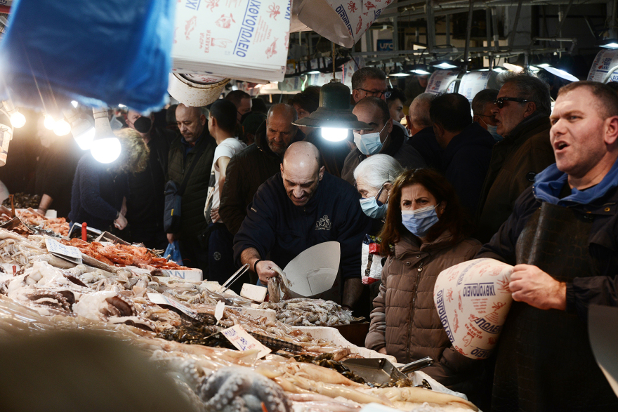 Χαμός στη Βαρβάκειο: Τεράστιες ουρές για τα σαρακοστιανά