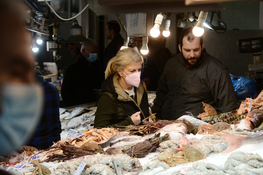 Χαμός στη Βαρβάκειο: Τεράστιες ουρές για τα σαρακοστιανά