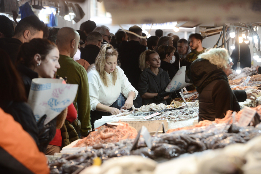 Χαμός στη Βαρβάκειο: Τεράστιες ουρές για τα σαρακοστιανά