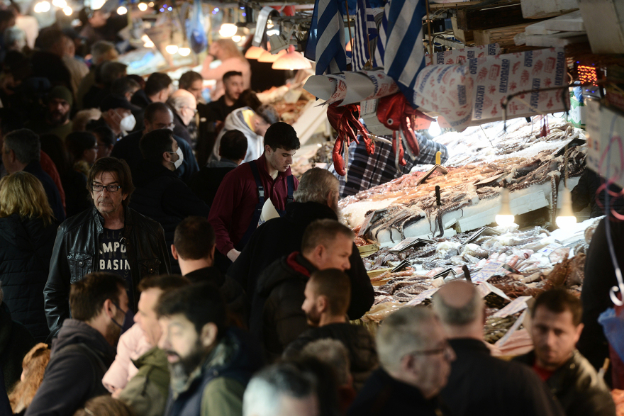 Χαμός στη Βαρβάκειο: Τεράστιες ουρές για τα σαρακοστιανά