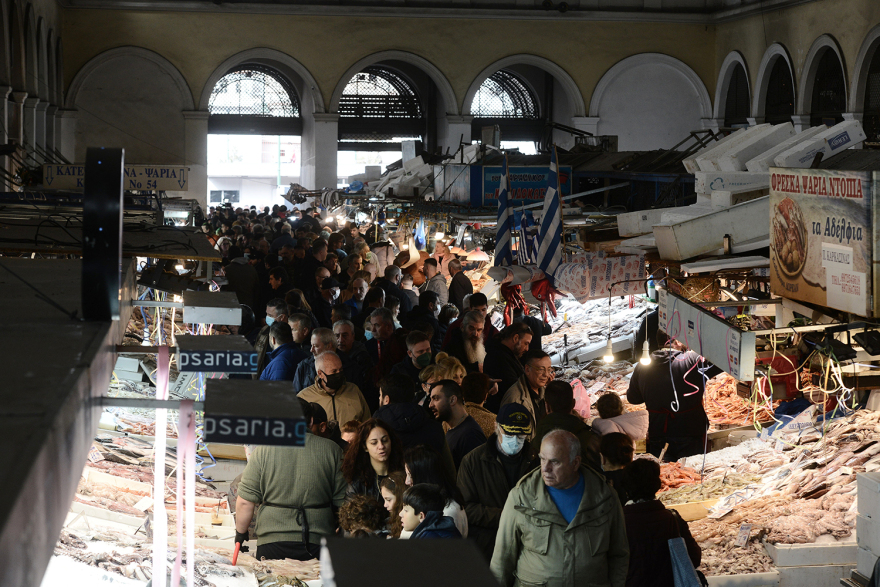 Χαμός στη Βαρβάκειο: Τεράστιες ουρές για τα σαρακοστιανά
