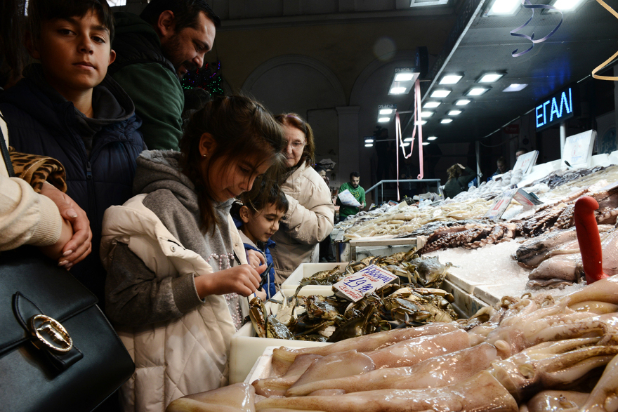 Χαμός στη Βαρβάκειο: Τεράστιες ουρές για τα σαρακοστιανά