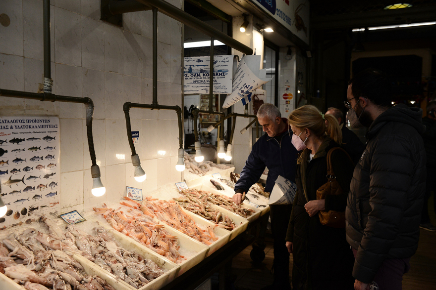 Χαμός στη Βαρβάκειο: Τεράστιες ουρές για τα σαρακοστιανά