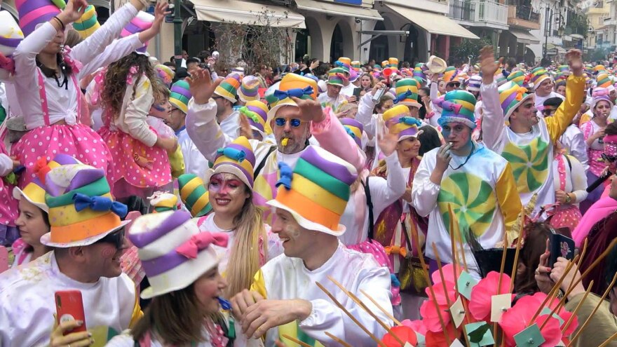 Απόκριες 2023: Εντυπωσιακή η τελετή λήξης του καρναβαλιού στην Πάτρα, στην πυρά ο βασιλιάς Καρνάβαλος