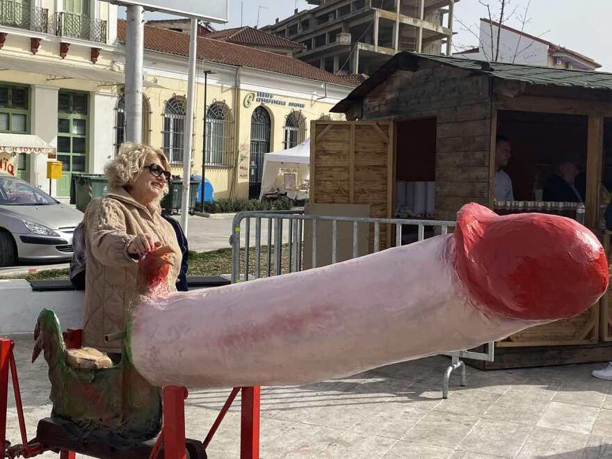 Τύρναβος - «Μπουρανί»: Γιορτάστηκε το διονυσιακό έθιμο του... φαλλού της Καθαράς Δευτέρας - Δείτε βίντεο