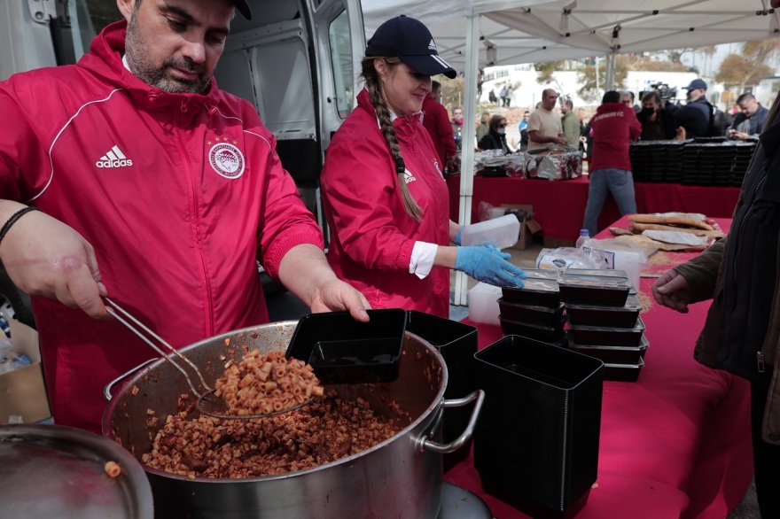 Φρεαττύδα: 2.500 σαρακοστιανά εδέσματα προσφέρθηκαν στους Πειραιώτες από την ΠΑΕ Ολυμπιακός