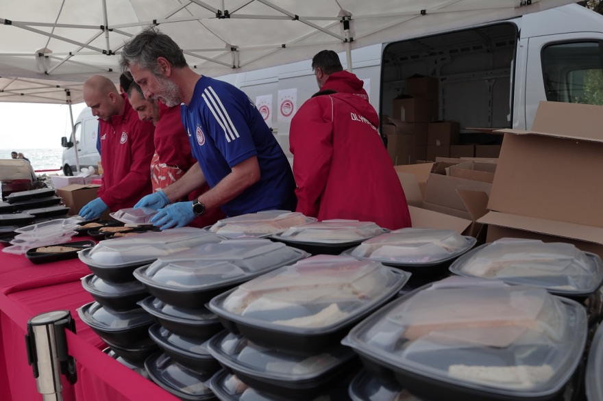 Φρεαττύδα: 2.500 σαρακοστιανά εδέσματα προσφέρθηκαν στους Πειραιώτες από την ΠΑΕ Ολυμπιακός