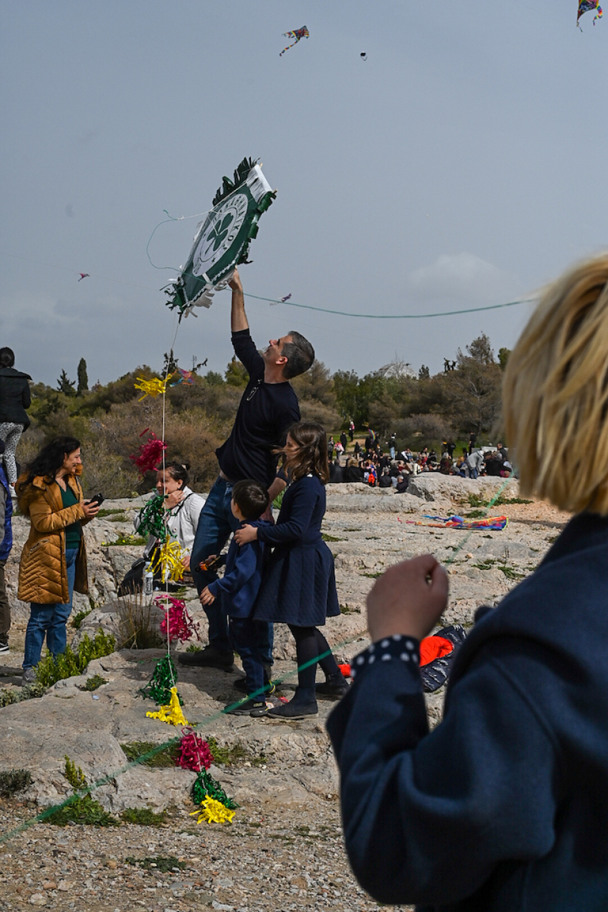 Εκατοντάδες Αθηναίοι γιόρτασαν παραδοσιακά τα Κούλουμα στον Λόφο του Φιλοπάππου - Φωτογραφίες