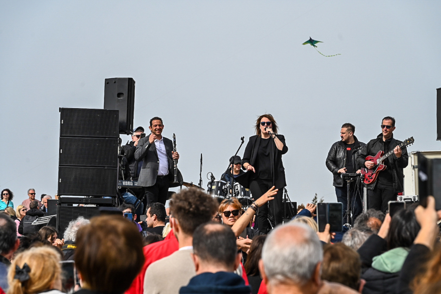 Εκατοντάδες Αθηναίοι γιόρτασαν παραδοσιακά τα Κούλουμα στον Λόφο του Φιλοπάππου - Φωτογραφίες