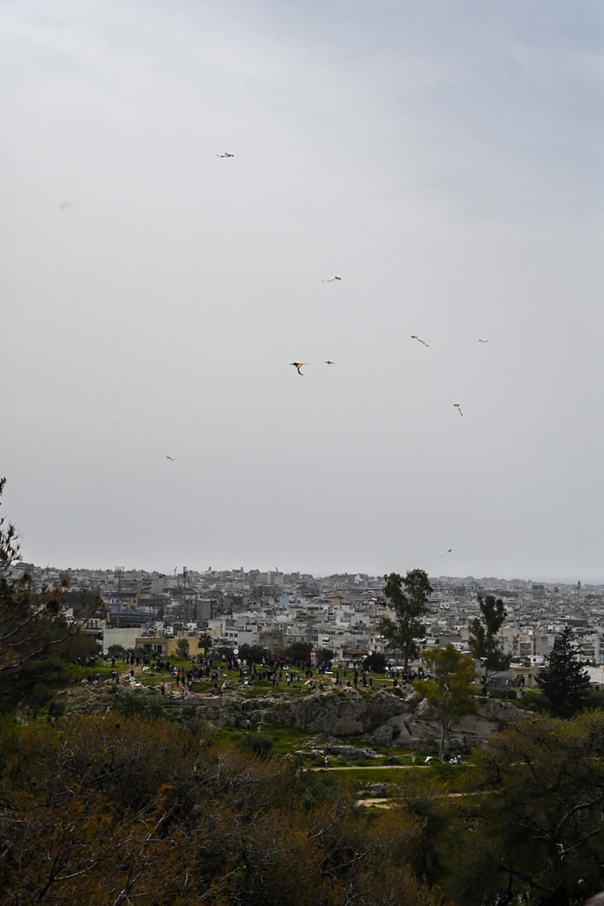 Εκατοντάδες Αθηναίοι γιόρτασαν παραδοσιακά τα Κούλουμα στον Λόφο του Φιλοπάππου - Φωτογραφίες