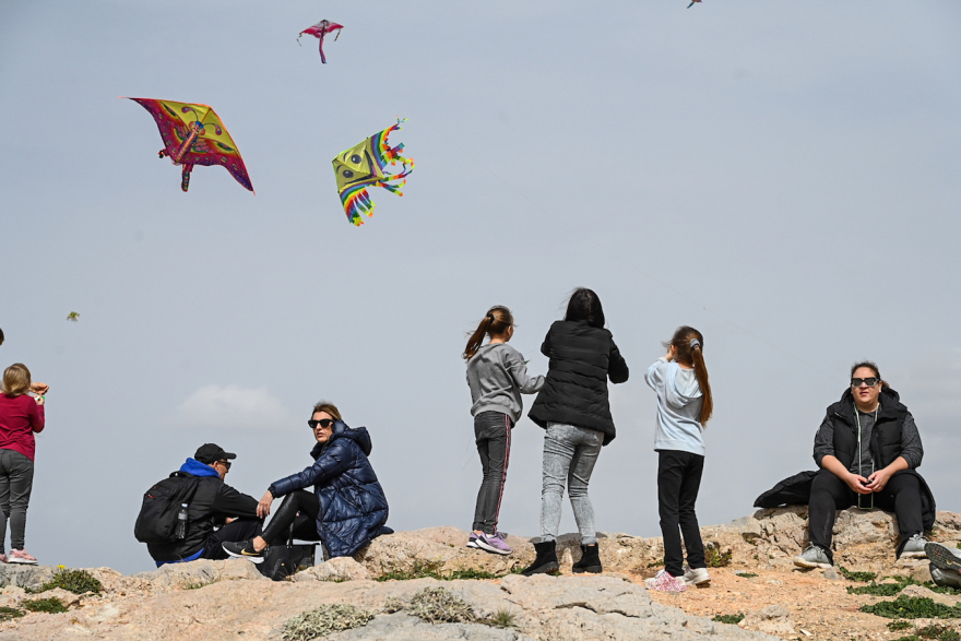 Εκατοντάδες Αθηναίοι γιόρτασαν παραδοσιακά τα Κούλουμα στον Λόφο του Φιλοπάππου - Φωτογραφίες