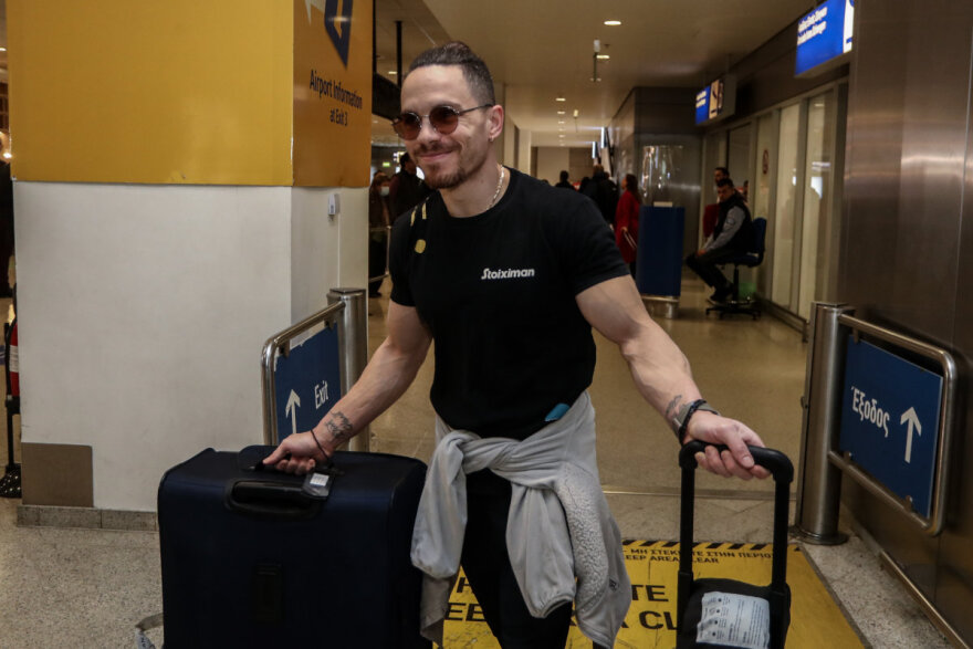 Λευτέρης Πετρούνιας: Επέστρεψε στην Αθήνα με το χρυσό - Δείτε φωτογραφίες