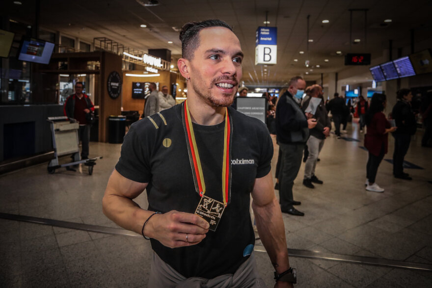 Λευτέρης Πετρούνιας: Επέστρεψε στην Αθήνα με το χρυσό - Δείτε φωτογραφίες