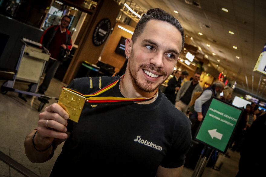 Λευτέρης Πετρούνιας: Επέστρεψε στην Αθήνα με το χρυσό - Δείτε φωτογραφίες