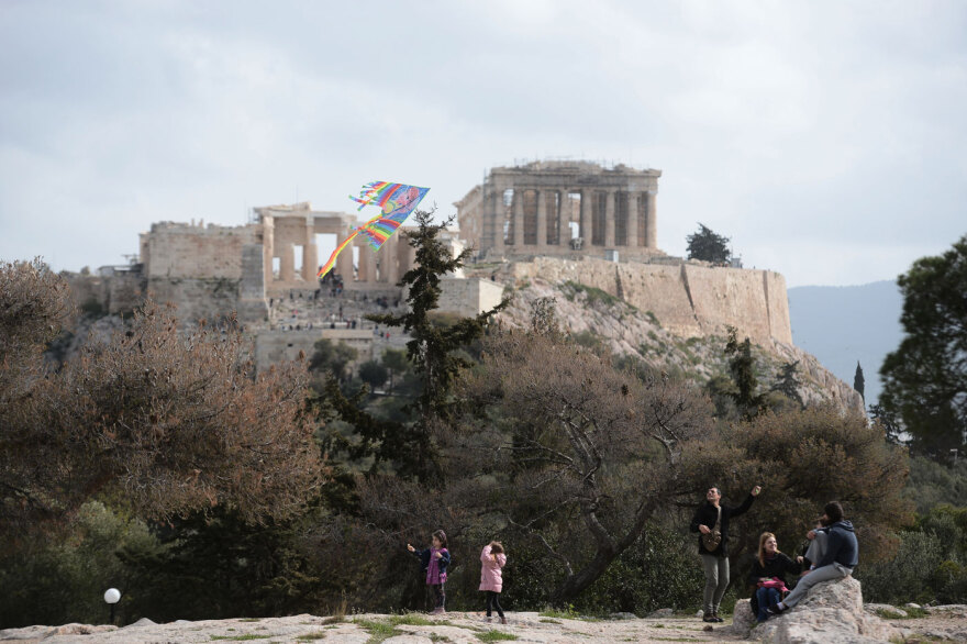 Καθαρά Δευτέρα: Στον λόφο του Φιλοπάππου οι Αθηναίοι για να γιορτάσουν τα Κούλουμα