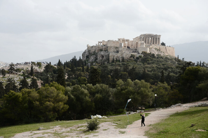 Καθαρά Δευτέρα: Στον λόφο του Φιλοπάππου οι Αθηναίοι για να γιορτάσουν τα Κούλουμα