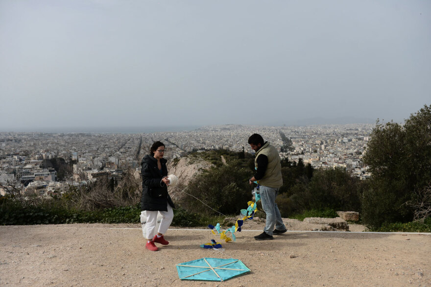 Καθαρά Δευτέρα: Στον λόφο του Φιλοπάππου οι Αθηναίοι για να γιορτάσουν τα Κούλουμα