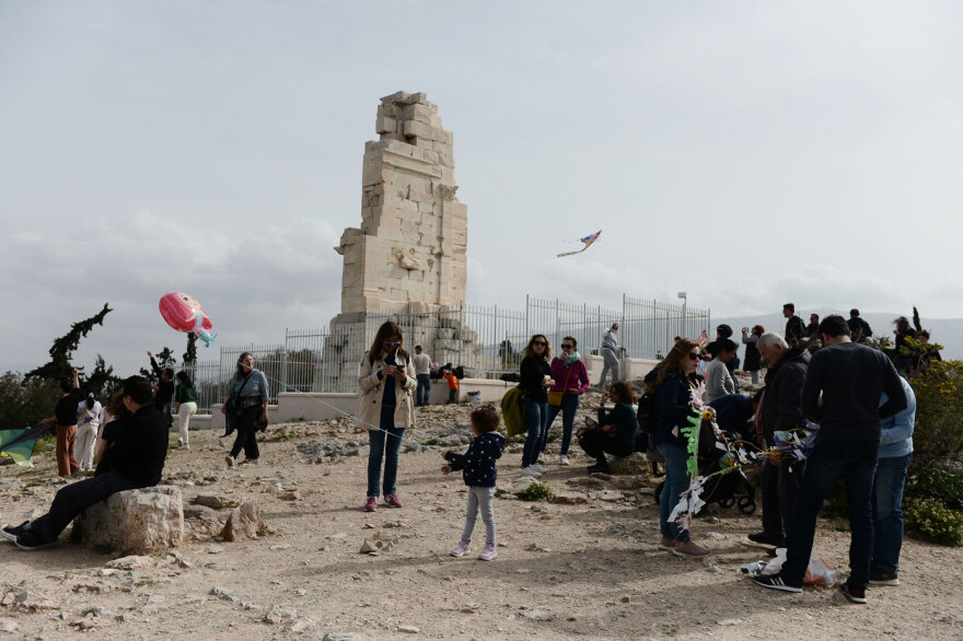 Καθαρά Δευτέρα: Στον λόφο του Φιλοπάππου οι Αθηναίοι για να γιορτάσουν τα Κούλουμα