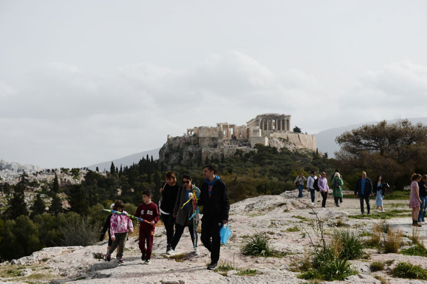 Καθαρά Δευτέρα: Στον λόφο του Φιλοπάππου οι Αθηναίοι για να γιορτάσουν τα Κούλουμα