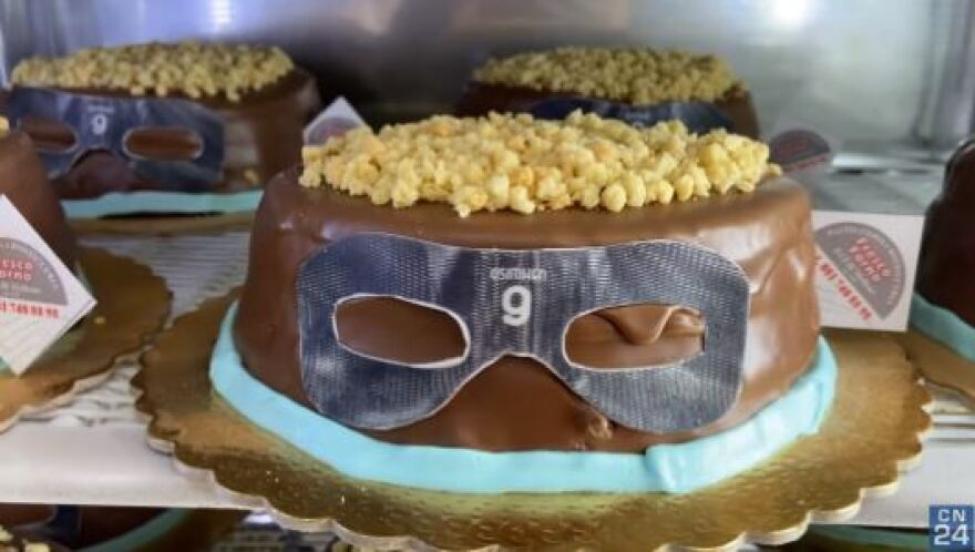 Βίκτορ Οσιμέν: Ζαχαροπλαστείο στη Νάπολη κάνει χρυσές δουλειές με την τούρτα του μασκοφόρου Νιγηριανού 