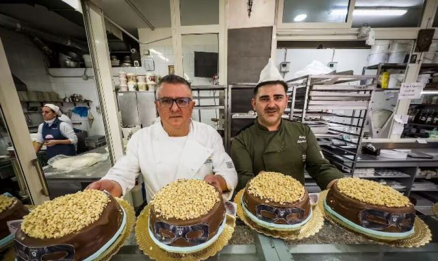 Βίκτορ Οσιμέν: Ζαχαροπλαστείο στη Νάπολη κάνει χρυσές δουλειές με την τούρτα του μασκοφόρου Νιγηριανού 