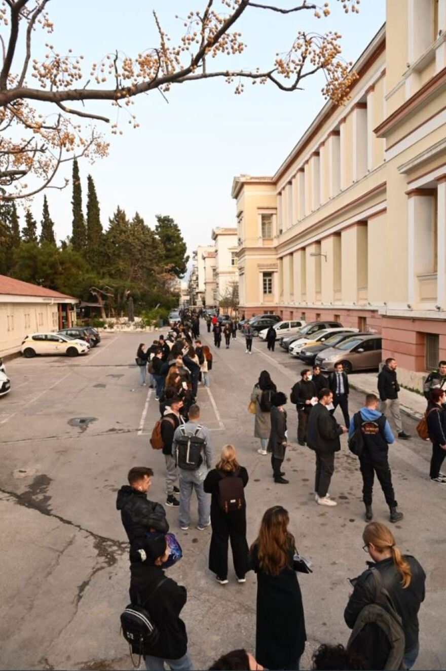 Σύγκρουση τρένων στα Τέμπη: Ουρές για αιμοδοσία στο «Ελπίς», ανοιχτό ως τις 20:30 το Κοργιαλένειο