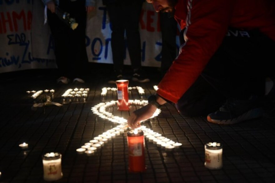 Σύγκρουση τρένων στη Λάρισα: Αφήνουν κεριά και λουλούδια στον σταθμό του ΟΣΕ 