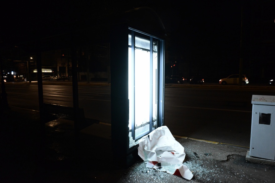 Επεισόδια και χημικά στο κέντρο της Αθήνας - Άγνωστοι κατέστρεψαν στάσεις λεωφορείων και τζαμαρία ξενοδοχείου