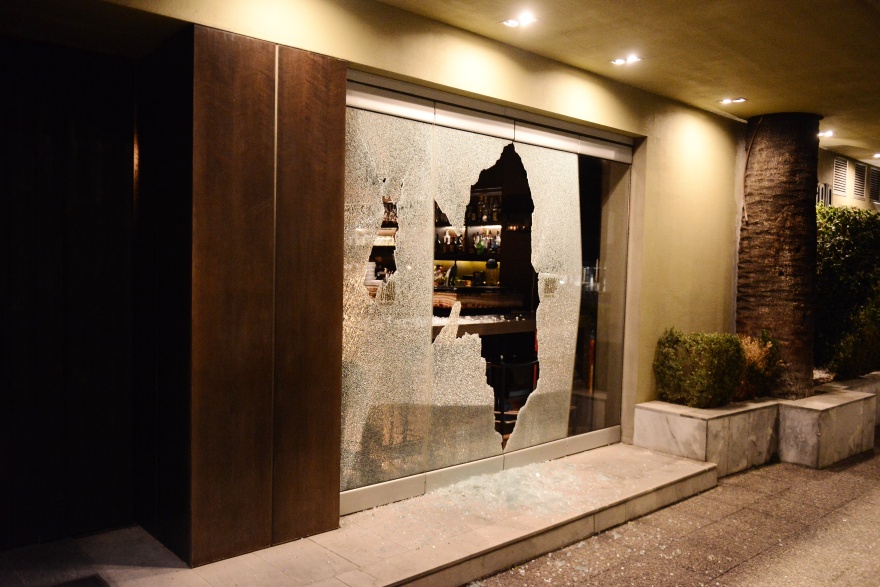 Επεισόδια και χημικά στο κέντρο της Αθήνας - Άγνωστοι κατέστρεψαν στάσεις λεωφορείων και τζαμαρία ξενοδοχείου